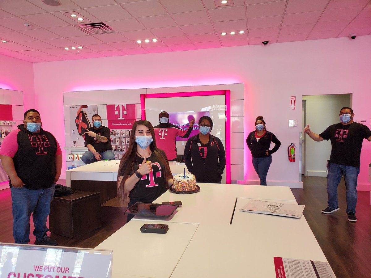 coachcarter986's tweet photo. Highland and Southlake celebrating Lauren's 6 year anniversary! Happy T-Day Lauren and thanks for all you do!!! #theLakeandtheLand https://t.co/7aM888hs7Y