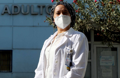 latercera's tweet photo. #LaTerceraPM | Jefa de la UPC del Hospital Sótero del Río: “Esta pandemia que nos debería haber devastado, ha generado una mística que yo nunca había visto” https://t.co/zTBcb62JSF https://t.co/tbNTxl6CsA