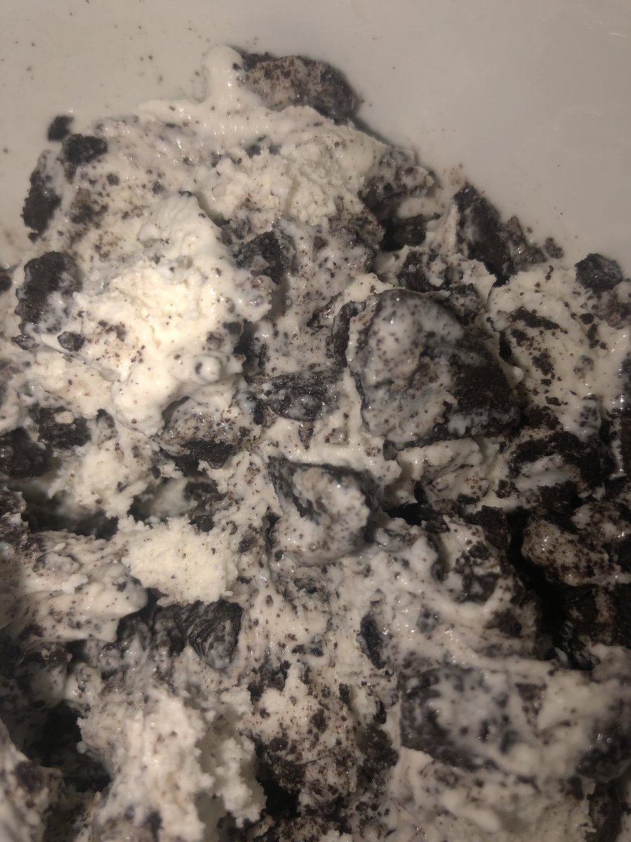 CassieTag's tweet photo. @jsimms52 @Oreo You absolutely can! I crush regular Oreos and put it in ice cream always 💁🏼‍♀️ https://t.co/tGapsB7euT