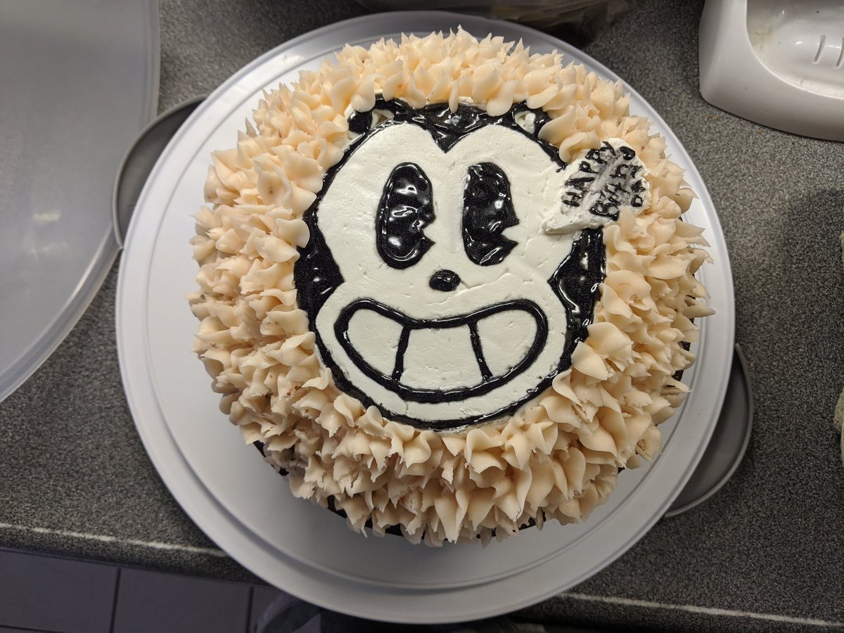 xNeonKnight's tweet photo. Happy birthday @InstantClassAni  ♥️  my dad and step mother dropped by and my step mom made this Beau cake for Donnie ♥️ isn't it amazing? He loves it 🥰 #birthday #cake #occake #oc #bee https://t.co/Ug44ftMGOx