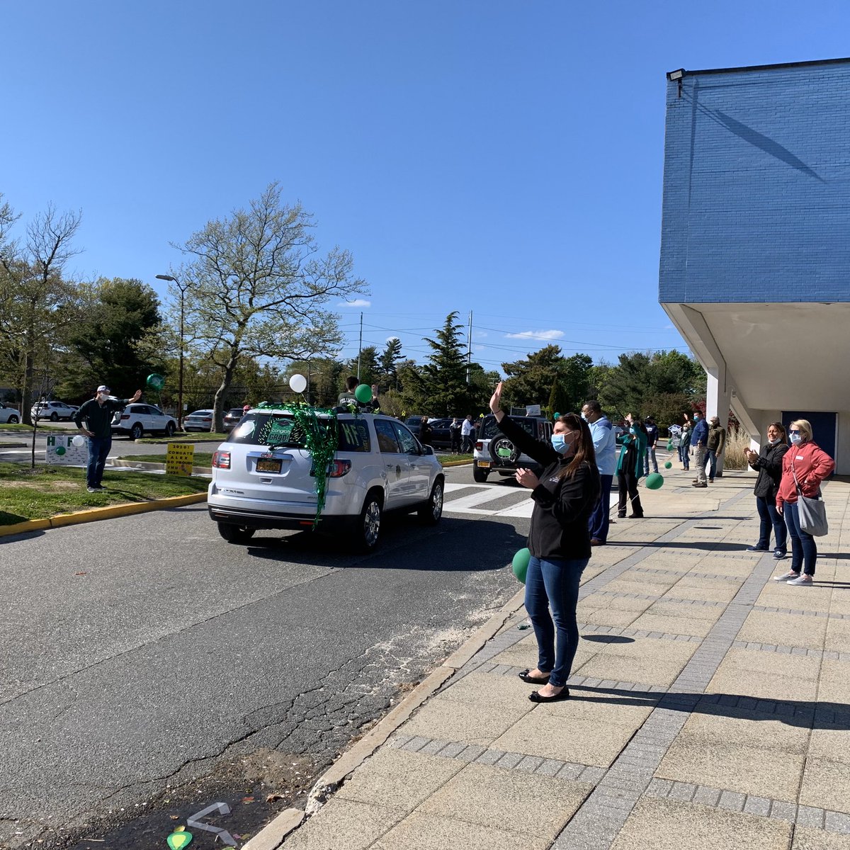 HarborfieldsCSD's tweet photo. Congratulations to all the HF seniors! It was so great to see you today! 💚🎉 #HFamily #seniors2020 @HarborfieldsHS https://t.co/9rDUVlfCZU