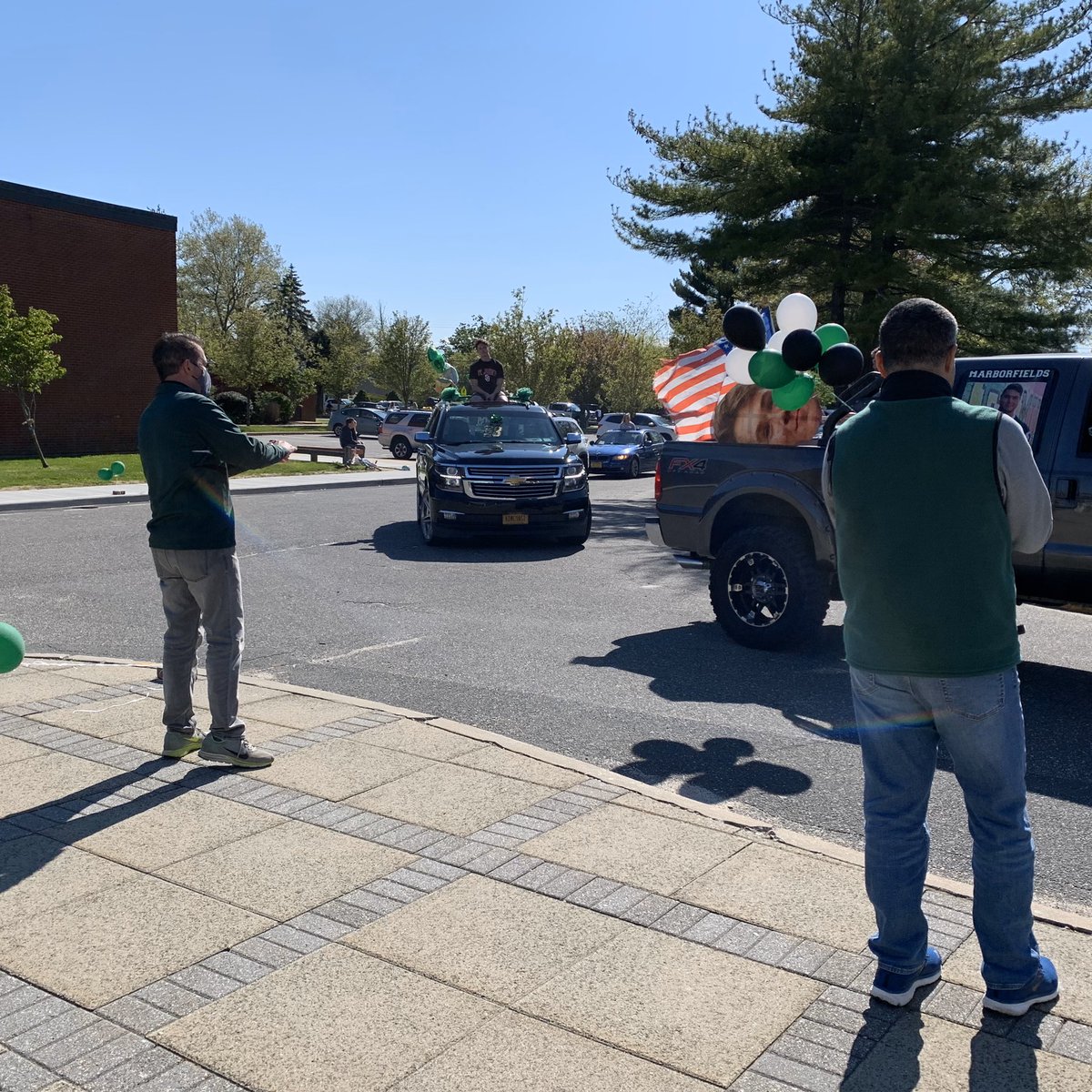 HarborfieldsCSD's tweet photo. Congratulations to all the HF seniors! It was so great to see you today! 💚🎉 #HFamily #seniors2020 @HarborfieldsHS https://t.co/9rDUVlfCZU