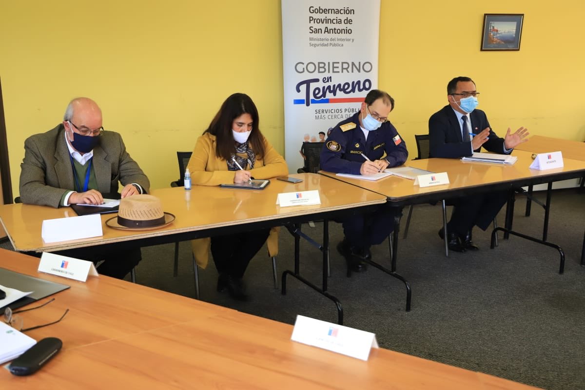 DPPSanAntonio's tweet photo. ⚓️🇨🇱 | Reunión con Alcaldes | Jedena @Armada_Chile intendente @jmartinezvalpo gobernadora @gaby_alcalde sostienen encuentro con alcaldes de la provincia para la coordinación de acciones sobre el #PlanCoronavirus https://t.co/nbqJq6Q2kA