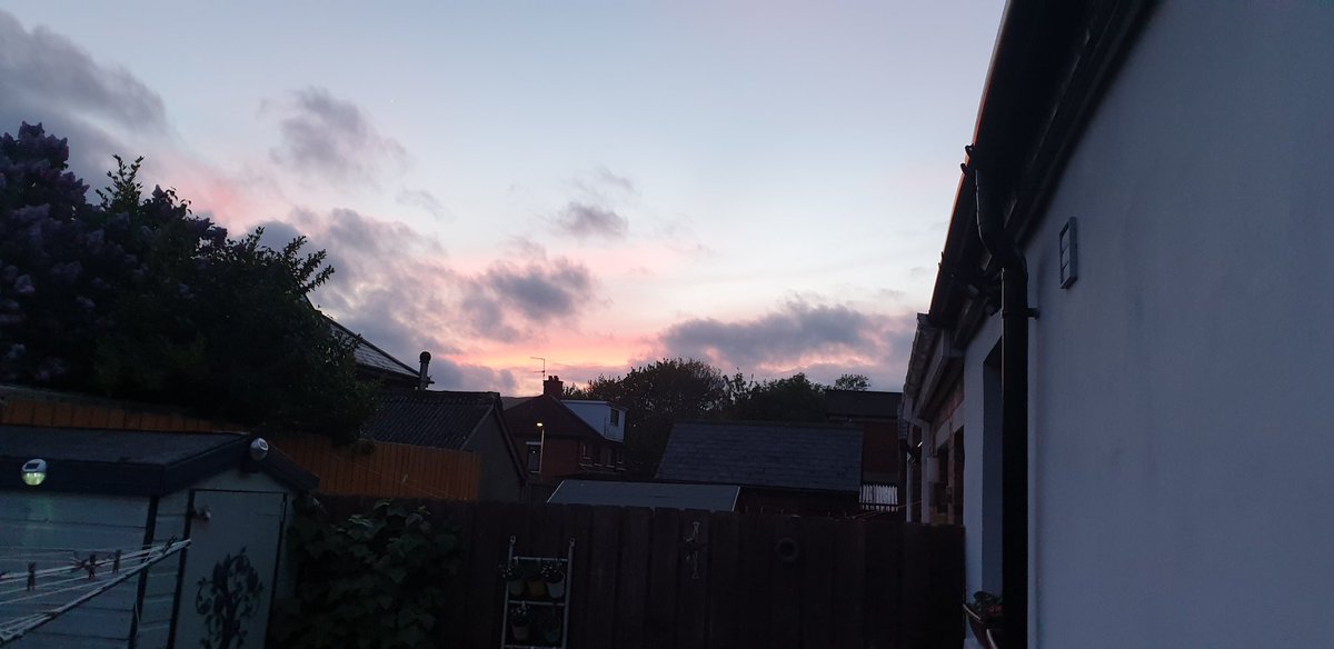 DeegallMckillen's tweet photo. Red sky tonight in the #office also light in front of house for Nurses #LightALight #InternationalNursesDay2020 https://t.co/TpoZQRzEcn