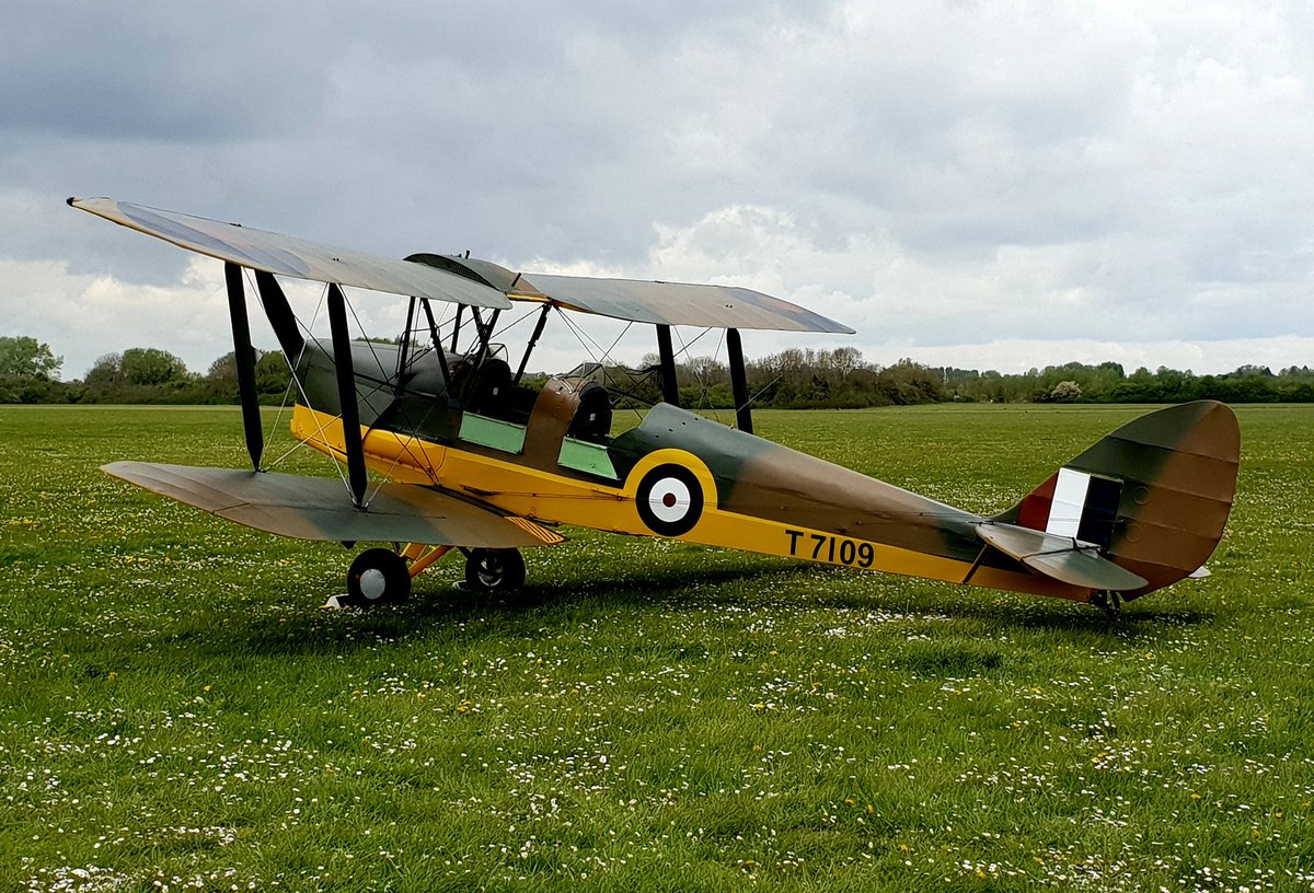 apj1954's tweet photo. Great memories of @BicesterH #SundayScramble last year with @formulaart can't wait for its return #TigerMoth #Vintagecars https://t.co/PTN1PSwFTv