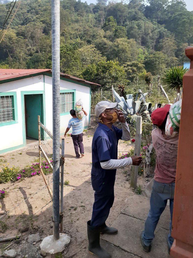 yuberlinn1391's tweet photo. #SomosCLAP | 170 Familias del municipio #Michelena, recibieron sus bolsas de alimentos #CLAP #BocaDeMonte, como se ha venido garantizado constantemente. ¡Alimentación segura para nuestro pueblo!
@FreddyBernal
@BermudezJoseA
@PSUVElyPernia
#VenezuelaBellaEnRevolución https://t.co/9FJJKO9lZ7
