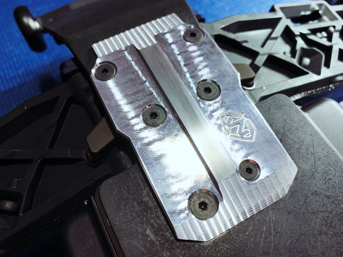 MrGadgetFreak's tweet image. Kosmetische Beschäftigungs-Therapie mit T-Bone, Denis Melzer &amp;amp; Michael Meyer Stuff. Wird nach dem ersten Ausritt eh aussehen wie Schwein. Deshalb nice remembrances via 📲
Build Diary | Day 11:
- Skidplates &amp;amp; Centerstiffner -&amp;gt; habe fertig
#MT410 #TeknoRC #TeknoTakeover #TBRBuilds