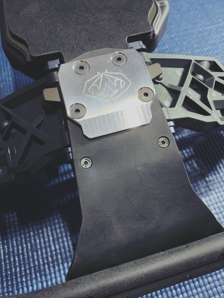 MrGadgetFreak's tweet image. Kosmetische Beschäftigungs-Therapie mit T-Bone, Denis Melzer &amp;amp; Michael Meyer Stuff. Wird nach dem ersten Ausritt eh aussehen wie Schwein. Deshalb nice remembrances via 📲
Build Diary | Day 11:
- Skidplates &amp;amp; Centerstiffner -&amp;gt; habe fertig
#MT410 #TeknoRC #TeknoTakeover #TBRBuilds