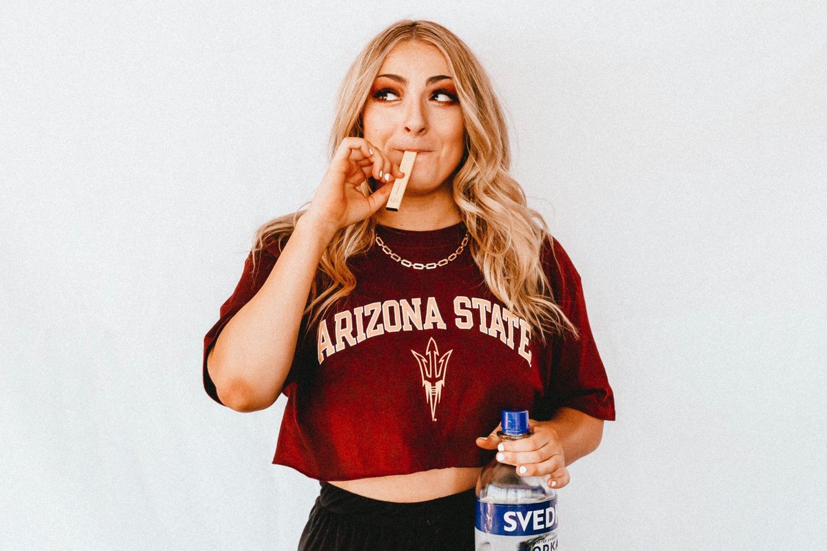 amandabbb4's tweet photo. This degree is brought to you by Quizlet, vodka, and puff bars :) https://t.co/BacW00N8ya