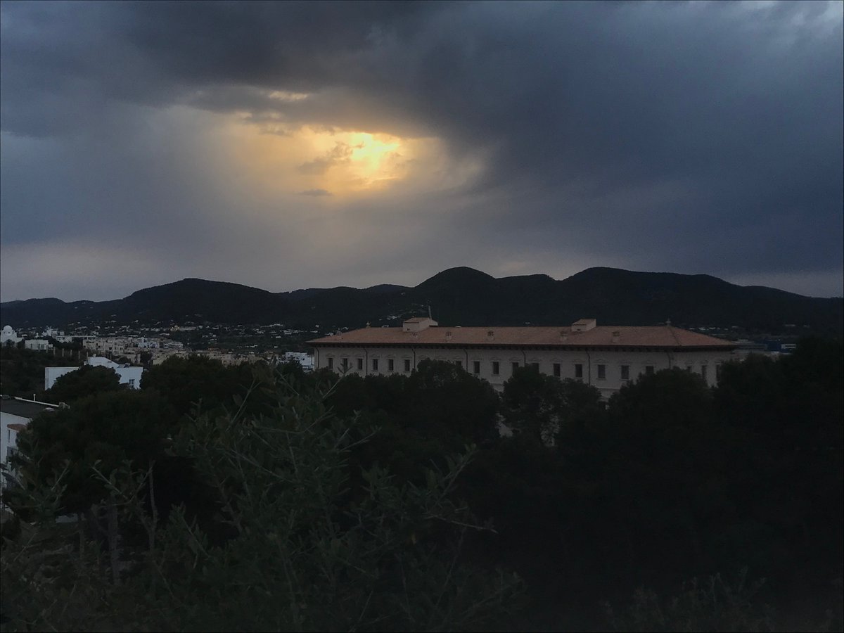 Carmen_Moles's tweet photo. “Tres grans pins, vora el camí,
alcen llurs ombrívols fronts.
El vent, que no vol dormir,
els omple el cor de cançons.
Camp i camp. Es vessa al mir
una campana vespral...
Voler l’impossible ens cal,
i no que mori el desig” #MariàVillangómez #EivissaVila #Somnis i #Desigs https://t.co/y7pndpZW5Y