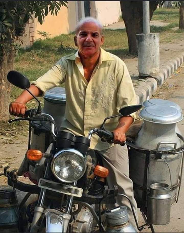 Laddanjafree's tweet photo. گُجر منہ دیکھتے رہ گئے 
تے لوہاراں دا نِکّا مُنڈا 10مَجّاں دا دودھ ویچ کے ارب پتی بن گیا
اب یہ تو کسی کتاب میں نہیں لکھا
#بلو_باندری_کاتماشہ https://t.co/7FtQeDl0jb