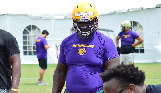 vypehouston's tweet photo. STORY: @NSNationFB OL Ed'zavier Deblaw (@BDezzy12) suffered a knee injury, which derailed his 2019 season | He is ready now to hit the field again in 2020 &amp; "show what I'm capable of" | He also likes working on cars as a hobby! #txhsfb #recruiting 

READ: https://t.co/jftx0jWOvM https://t.co/4wFWd1wOTf