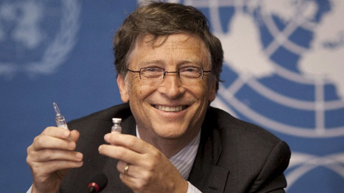 Telemundo's tweet photo. Denuncian al magnate #BillGates por supuestamente querer insertar un #microchip dentro de vacuna contra #Covid-19.
EN VIDEO => https://t.co/cimVF3FtPU 
(Via @AlRojoVivo) https://t.co/nnr8phNSBh