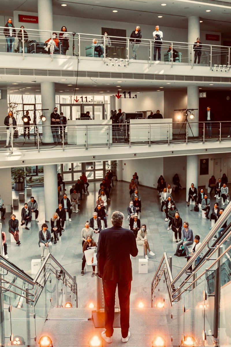 UlfSantjer's tweet photo. Erfolgreiche Premiere unseres ersten Townhall Meetings @NuernbergMesse - mit eigenen Schutzmasken und unter Einhaltung der Hygiene- und Abstandsregeln. GF Peter Ottmann mit klarem Kurs in rauher See: Wir können Krise! #WeAreAllInThisTogether #NMGroup #NMfam https://t.co/CurLz72yv4