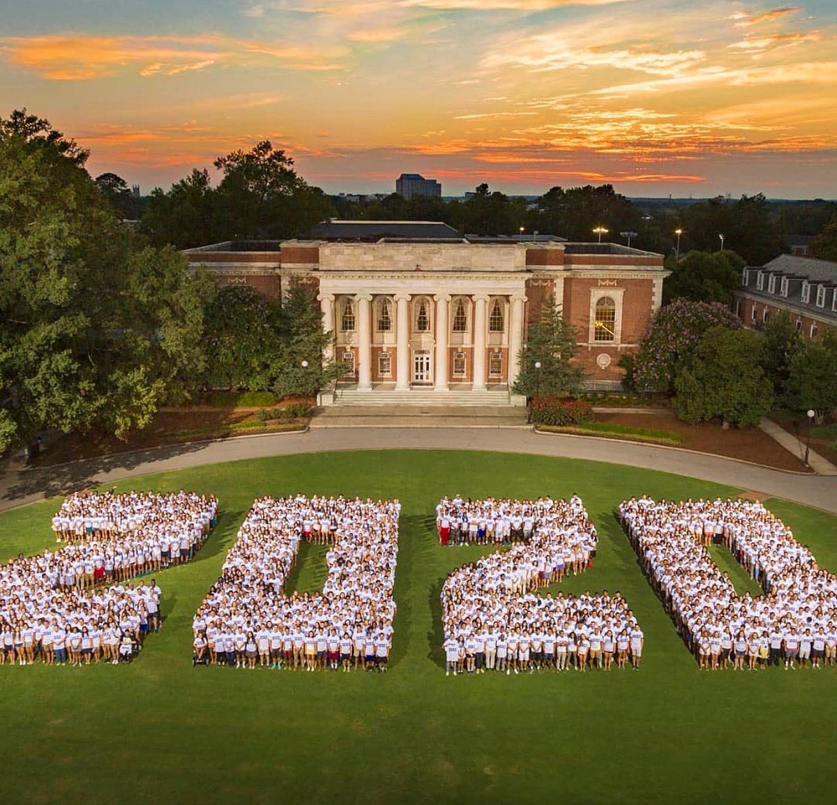 UnscriptedDurm's tweet photo. Congrats to the @DukeU class of 2020! We look forward to celebrating with you soon 👏🏻🎉 #livelifeunscripted #unscripteddurham https://t.co/1amSunR2EG