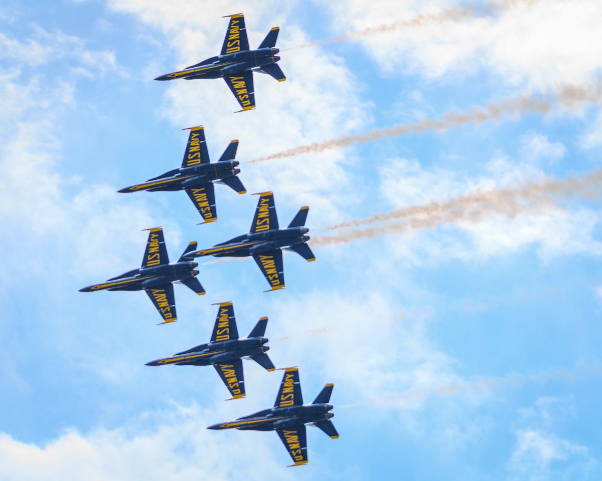 Cwilly73's tweet photo. @BlueAngels salute to Healthcare workers in Indiana! #HealthcareHeroes https://t.co/Hklr0pc2zi