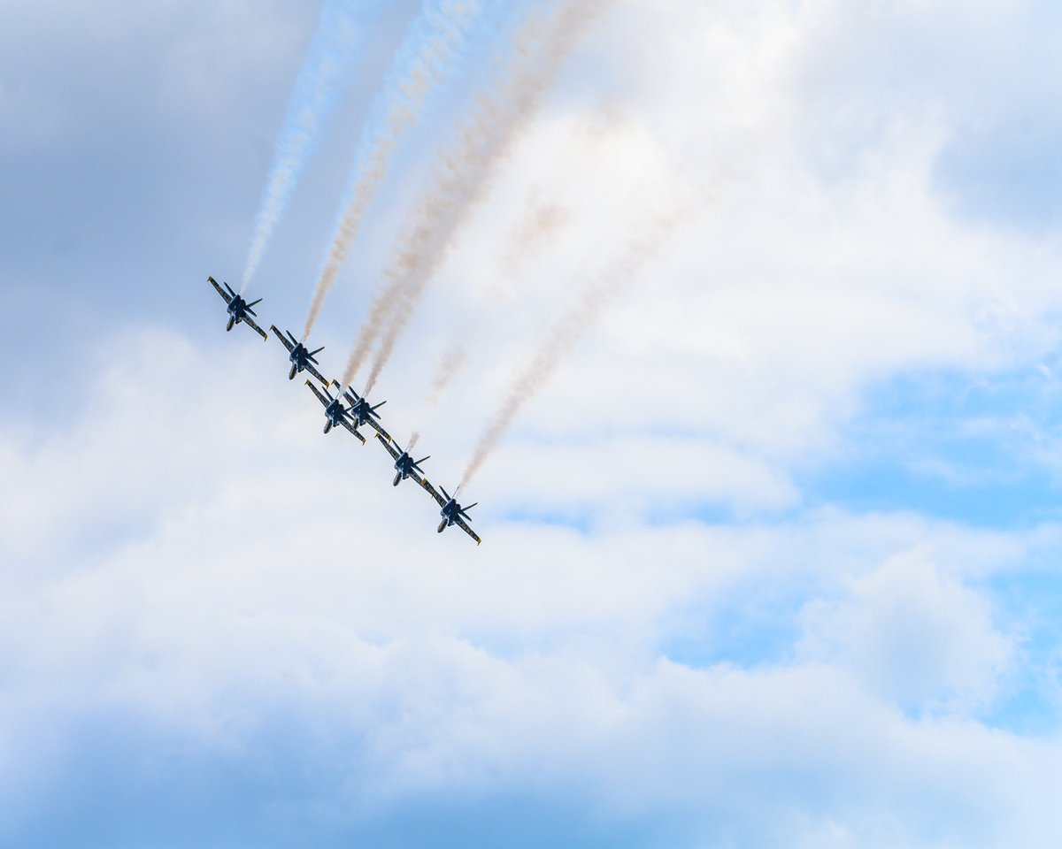Cwilly73's tweet photo. @BlueAngels salute to Healthcare workers in Indiana! #HealthcareHeroes https://t.co/Hklr0pc2zi