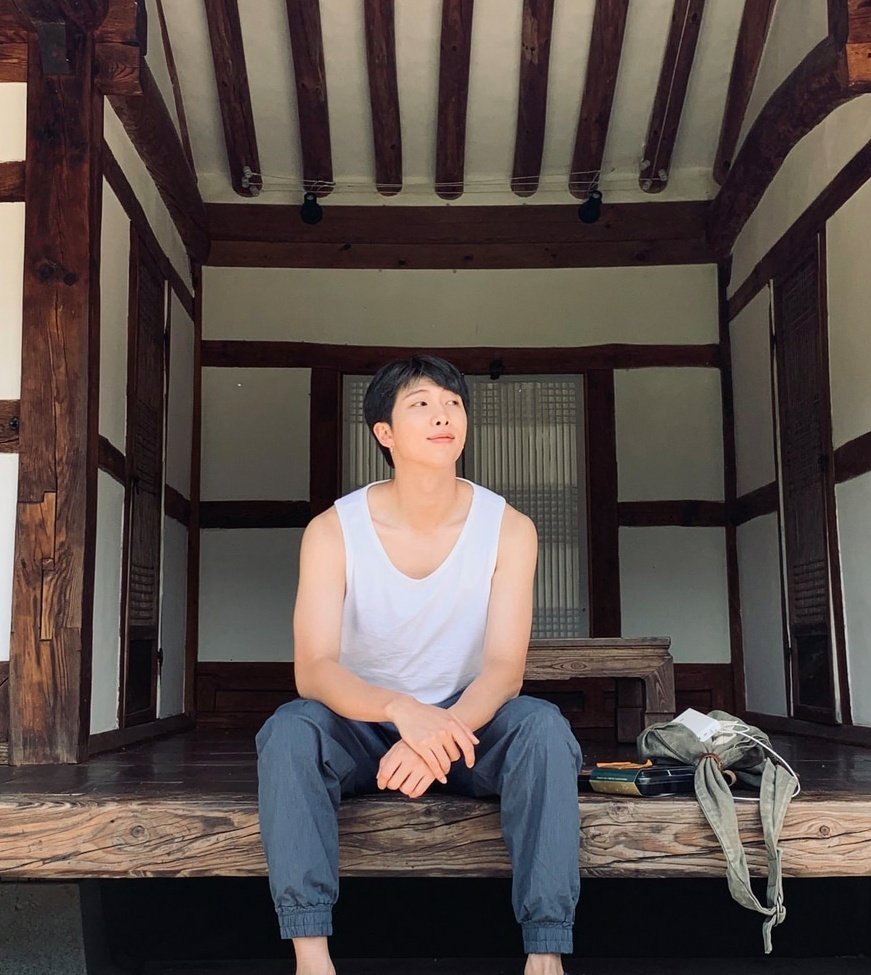 yoonnierm's tweet photo. "Cuando llueve siento como si tuviera un amigo, que insiste en tocar mi ventana y preguntar. ¿Estás bien?" 
                              RM: 'Forever Rain' - Mono. https://t.co/aoS8VkQCrF