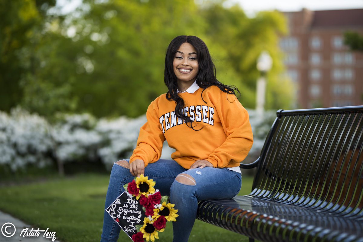 denicialofton_'s tweet photo. I don’t look like what I’ve been through. That’s my biggest flex🎓
•
•
- Denicia Lofton (future) M.D.
#utk2020 #vfl 🍊#southerngrad20 https://t.co/Ozig5HlP7u