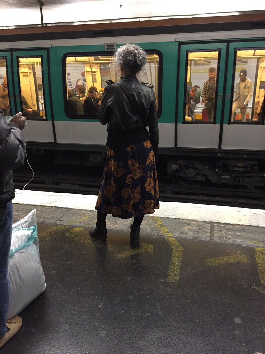 Harry Potter et l'ordre du Phénix : et pour finir ce thread en beauté, en bonus, une photo du jour où j'ai croisé Bellatrix Lestrange dans le métro à Gare du Nord ! À mardi prochain  #HarryPotter