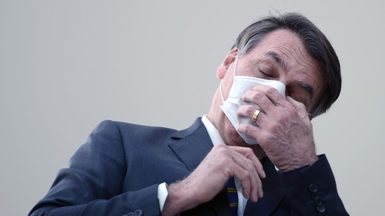 g1's tweet image. Bolsonaro repete que 70% pegarão coronavírus; cientistas estimam 1,8 milhão de mortes se isso ocorrer glo.bo/2LnMR1U #G1