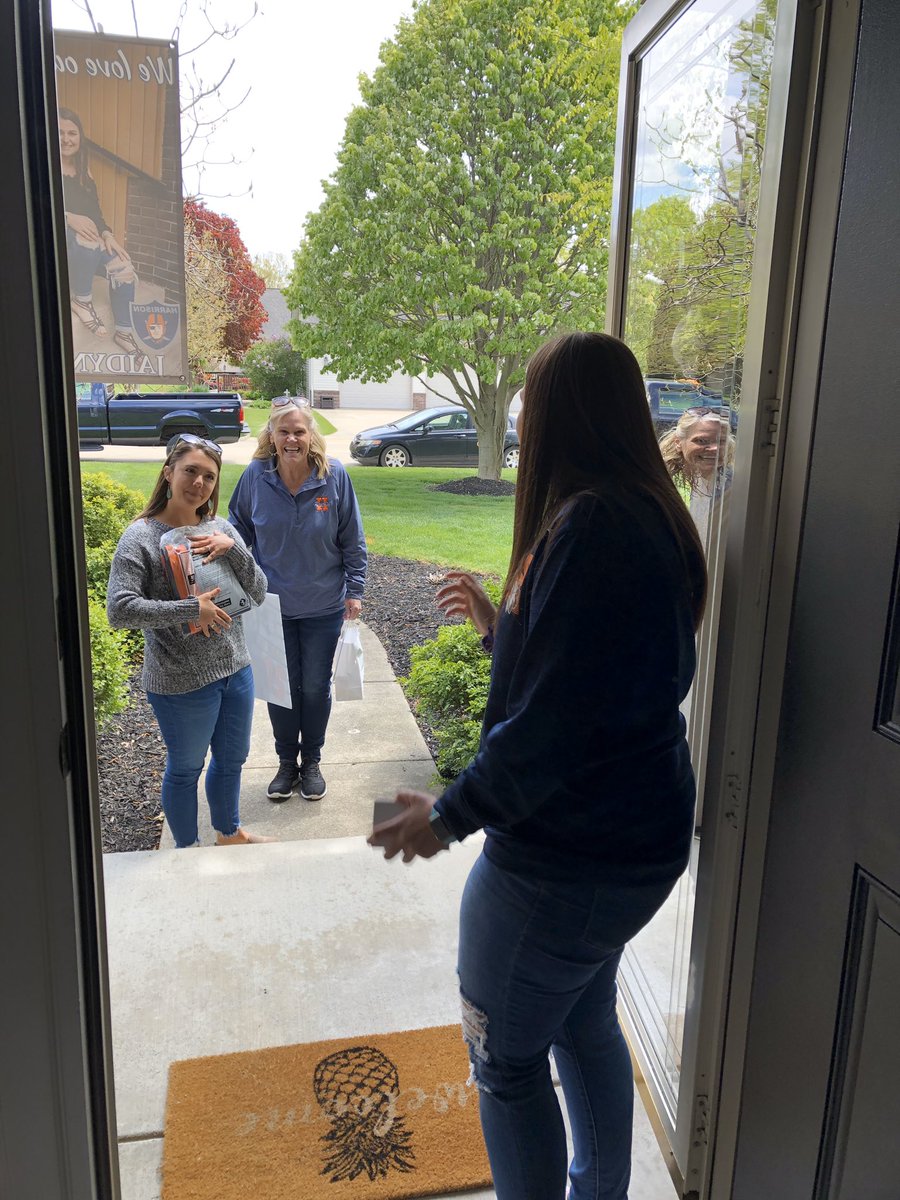 MrsC_HHS's tweet photo. 25 smiling seniors (and countless dogs, too!) made for a really special day. 💙🧡 In the words of Jill, “Makes you wanna bake cookies for your mailman doesn’t it?” 😝 https://t.co/mazX0rnOlj