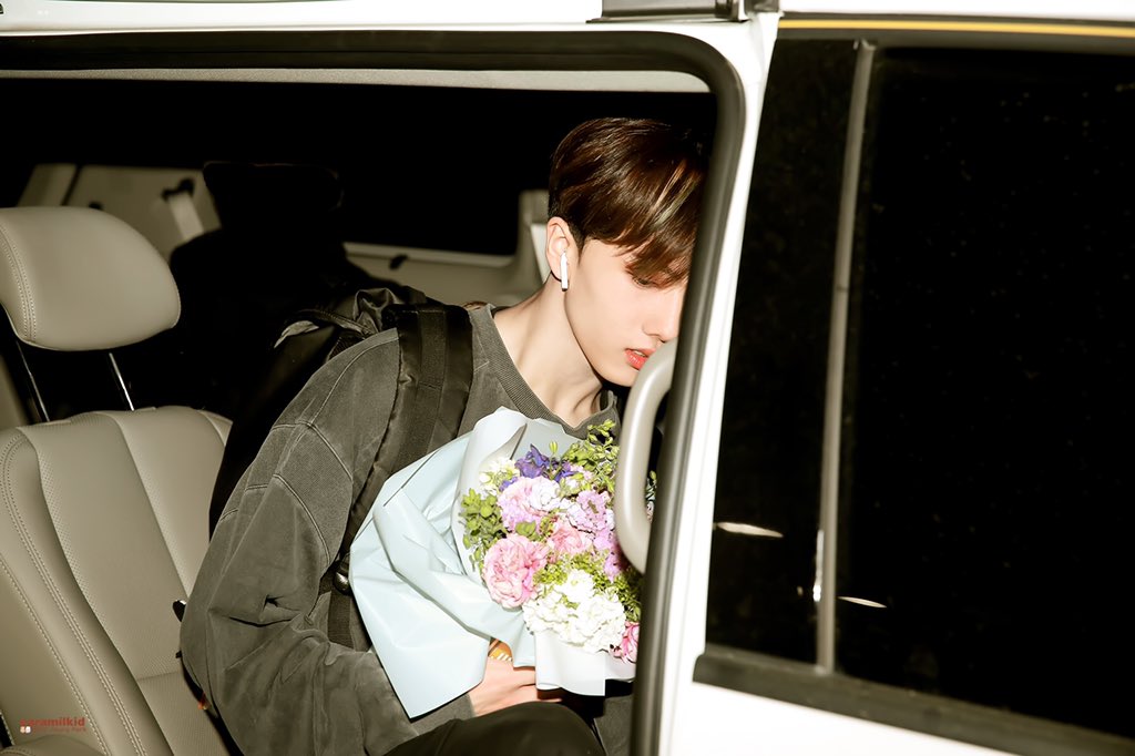 leejendaryx_'s tweet photo. เวลาที่เธอได้รับดอกไม้ กับข้อความว่ารักกว่าใคร https://t.co/9HhTNjn9eB