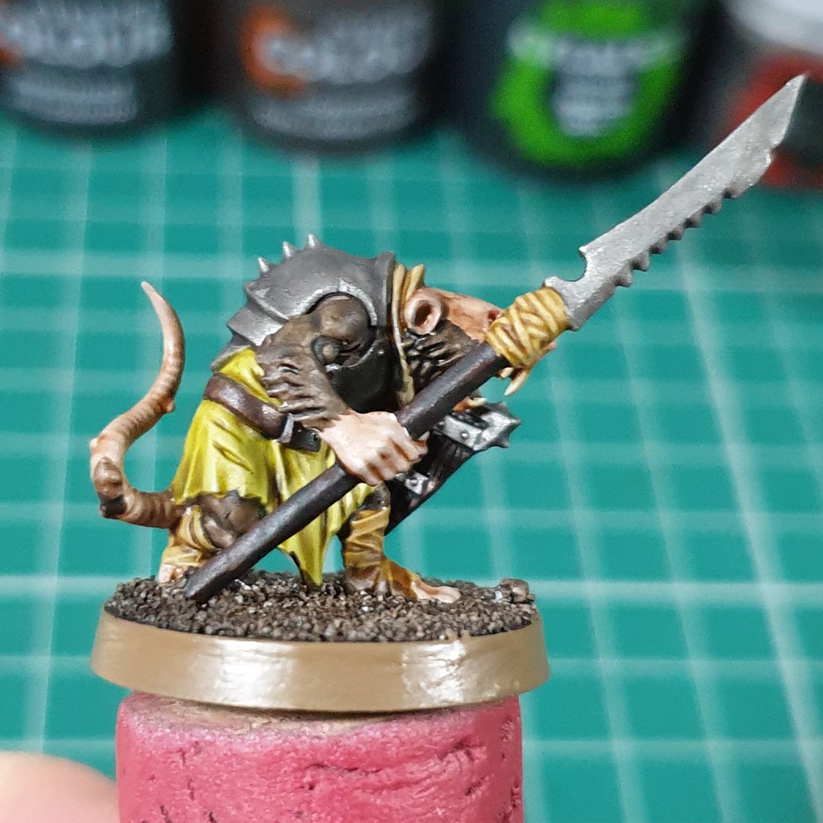 dan_smedley's tweet photo. Contrast clanrat! Wanted a quick and easy scheme for 120 of the little buggers, going to try and match my old green cloth scheme by using Militarum Green or Creed Camo on the next test models. This one is now #battleready though!

#skaven #clanrat #skaventide #contrast https://t.co/KGT2DorEF4