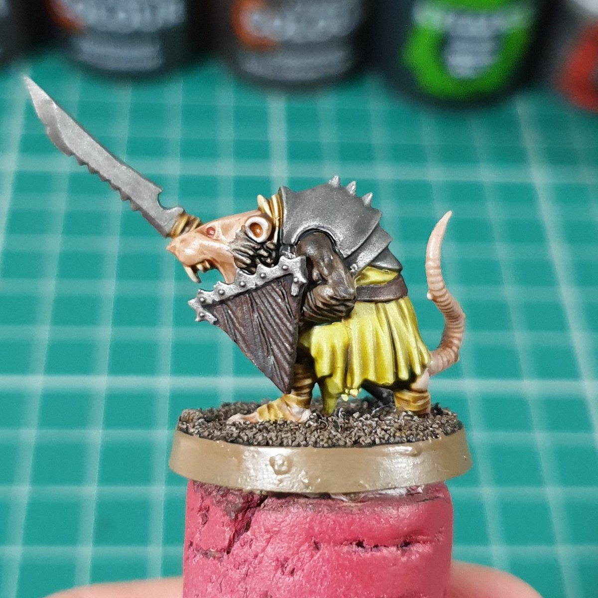 dan_smedley's tweet photo. Contrast clanrat! Wanted a quick and easy scheme for 120 of the little buggers, going to try and match my old green cloth scheme by using Militarum Green or Creed Camo on the next test models. This one is now #battleready though!

#skaven #clanrat #skaventide #contrast https://t.co/KGT2DorEF4