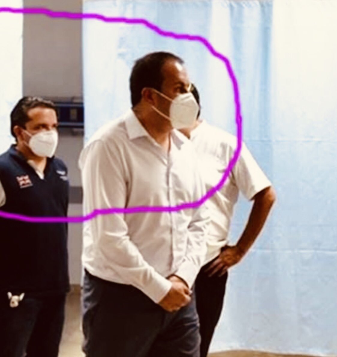 Jorge_Meade's tweet photo. Hoy el día de las enfermeras no fallo la torpeza de ⁦@cuauhtemocb10⁩ el peor gobernador de todo el país, observe el el material del cubreboca de la enfermera que corre riegos y exigen material para trabajar y protegerse, vea  la actitud y material del cubreboca de Blanco https://t.co/uV3RkCgE2b