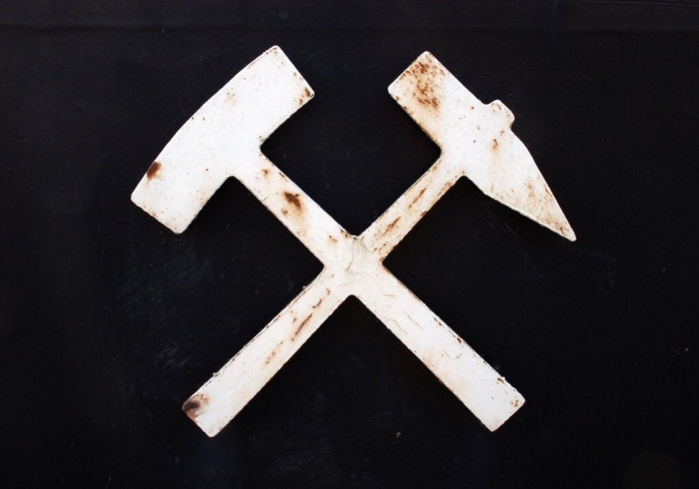 Ambulansda, sedyeye yatarken "çizmeyi çıkartayım" diyen Madenci kardeşin ayakları öpülür.
Tüm hayatını kaybeden Madenci kardeşlerimizi Saygı ile yad ediyoruz.

#SomaKatliamı
#MadenciyeTekmeyiUNUTMA