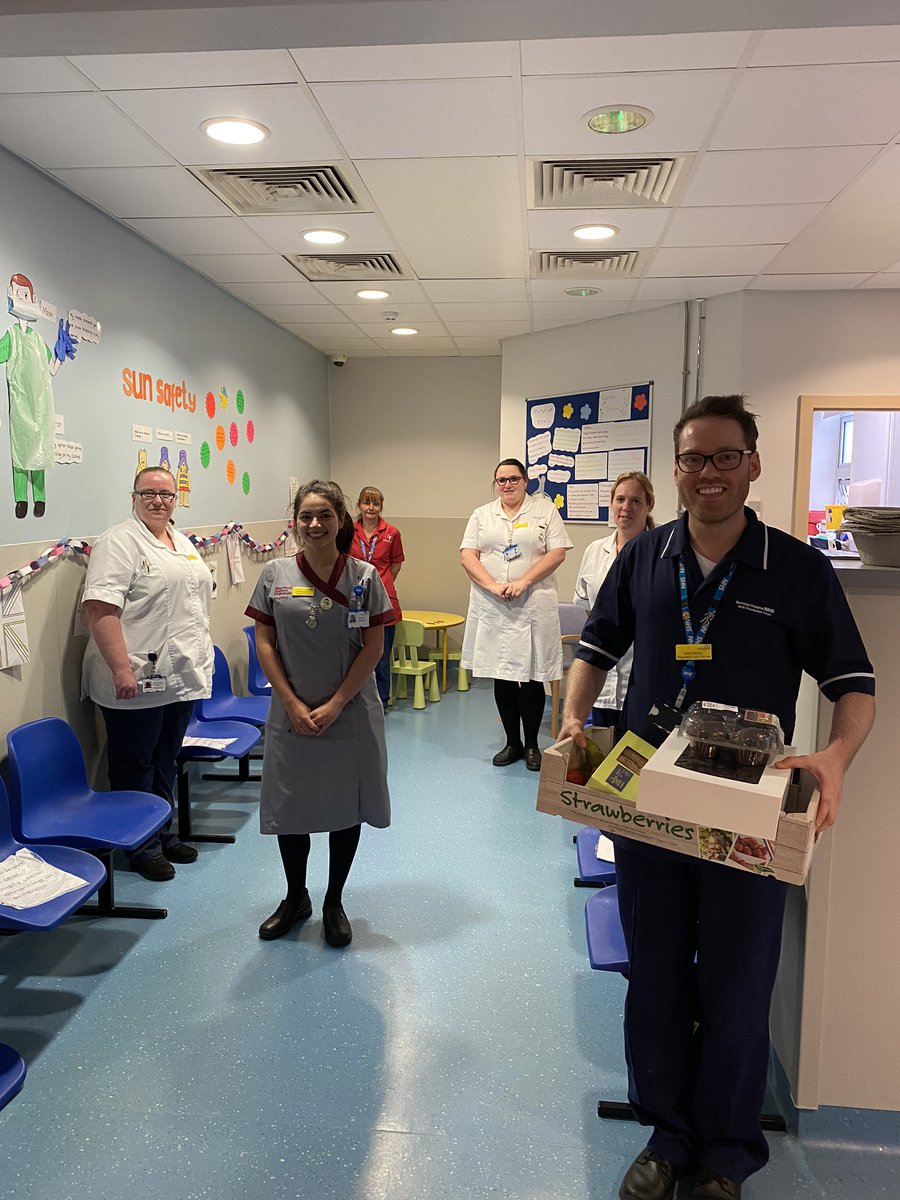 BarnsChildrens's tweet photo. #InternationalNursesDay2020 is coming to an end here at @barnshospital. We've had a fantastic day across Children's Services celebrating our nursing teams 🎊🥳🎉 #youvegotafriendinus #paedsrocks https://t.co/TBWO9KCInM