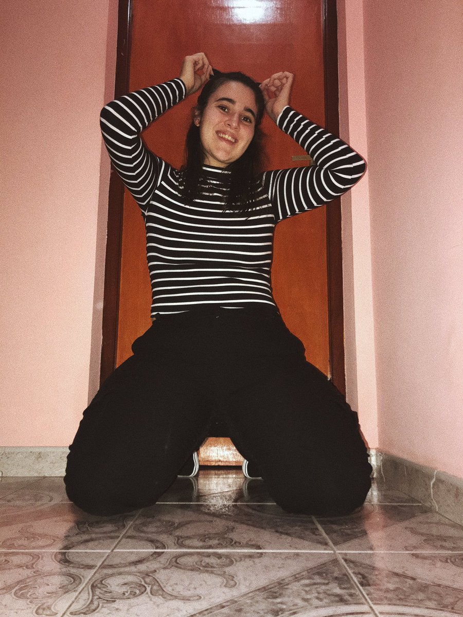 Laurenugget5h's tweet photo. 🌸🇦🇷 I’m Cami from Arg
🌈 I’m 20
♥️ You’ve been part of my life since 2015 through the distance with your music, art and your magical words. 
✨ I had the possibility of meeting and hugging you.
▶️ I enjoy 📚🖌🎧
👩🏻‍🏫 Future teacher.
#PresentationsForLauren @LaurenJauregui t amo💗 https://t.co/V0jBBkbLPi