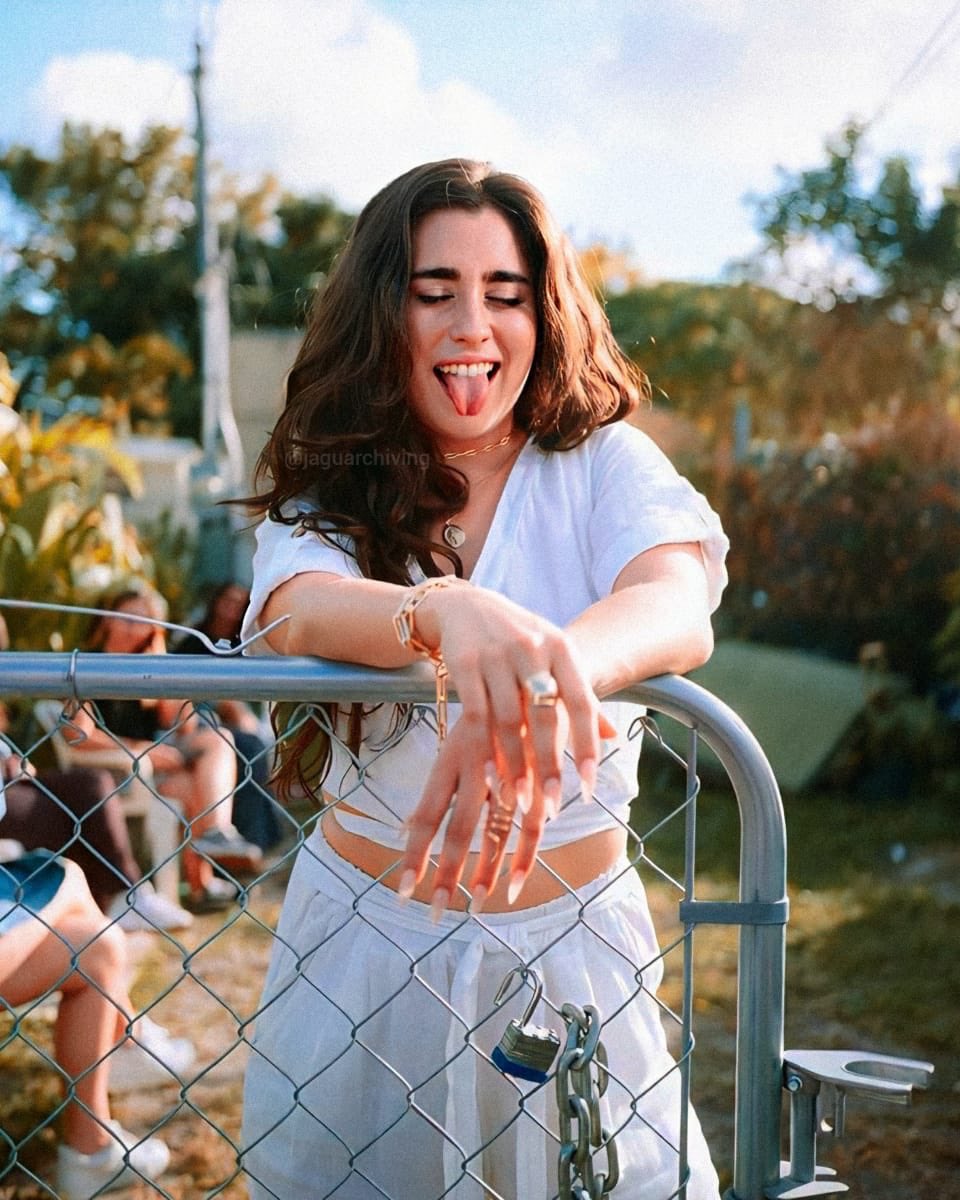 Laurenugget5h's tweet photo. 🌸🇦🇷 I’m Cami from Arg
🌈 I’m 20
♥️ You’ve been part of my life since 2015 through the distance with your music, art and your magical words. 
✨ I had the possibility of meeting and hugging you.
▶️ I enjoy 📚🖌🎧
👩🏻‍🏫 Future teacher.
#PresentationsForLauren @LaurenJauregui t amo💗 https://t.co/V0jBBkbLPi