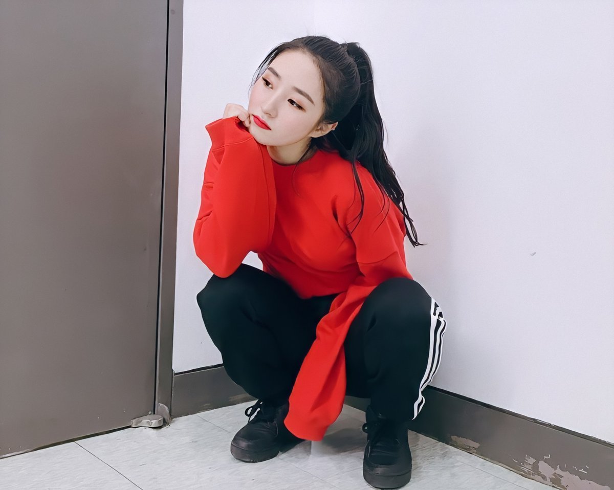 a short thread of bora wearing red  #sua  #dreamcatcher  #수아  #드림캐쳐