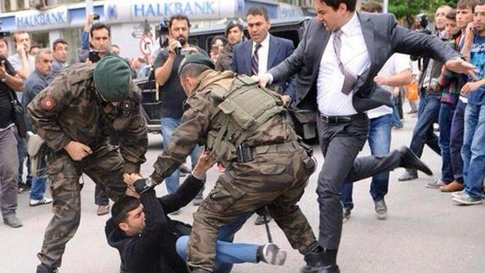 cyberrights's tweet photo. Yusuf Yerkel’in erişime engelletip, unutturmaya çalıştığı bu fotoğraf ve ilgili haberlerle ilgili Anayasa Mahkemesine başvuralı tam 5 sene oldu. AYM başvuruyu unutsa dahi biz bu tekmeyi asla unutmayacağız @KeremALTIPARMAK https://t.co/0yVHc43fRW