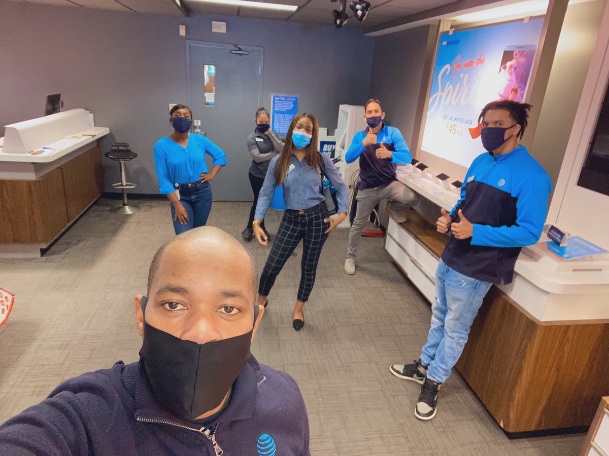 kam_thechosen1's tweet photo. Great visit from the boss man ! Team Montague is ready to #SlayMay !! Great wins today exceeding our ActivateR goal while keeping our customers connected!! @Ahmad_Al02 @brandonfulling2 @judy_cavalieri @Edith_Acevedo06 🔥🔥 https://t.co/Mlb62GxKmO