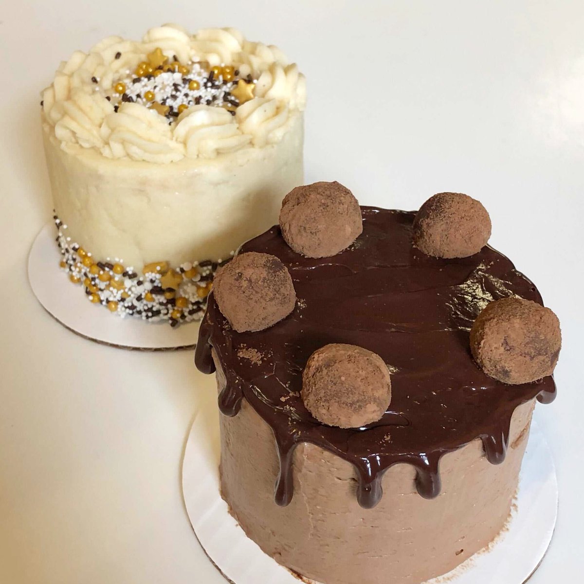 MAUHAUScafe's tweet photo. New cakes are available to order for pickup on Sunday! Chocolate cake with caramel filling &amp; buttercream, or vanilla cake with coffee filling, chocolate icing, and coffee truffles. We thought we'd go full indulgence this week! https://t.co/dJnukH9xRp https://t.co/xTFnOkCNPv