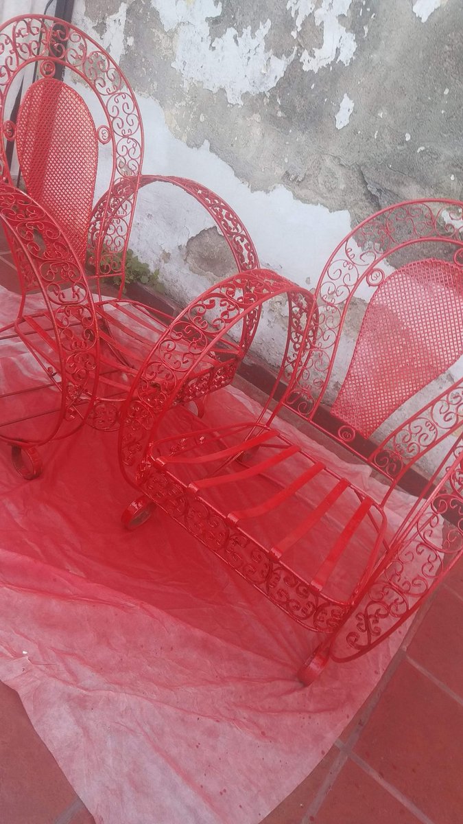 silber69's tweet photo. Cuando amas el rojo y tus muebles de jardín, les toca un cambio de look...😊 @Independiente @pintureriamm gracias Suc Lanus por la ayuda!!! https://t.co/IwpL2TZ2y5