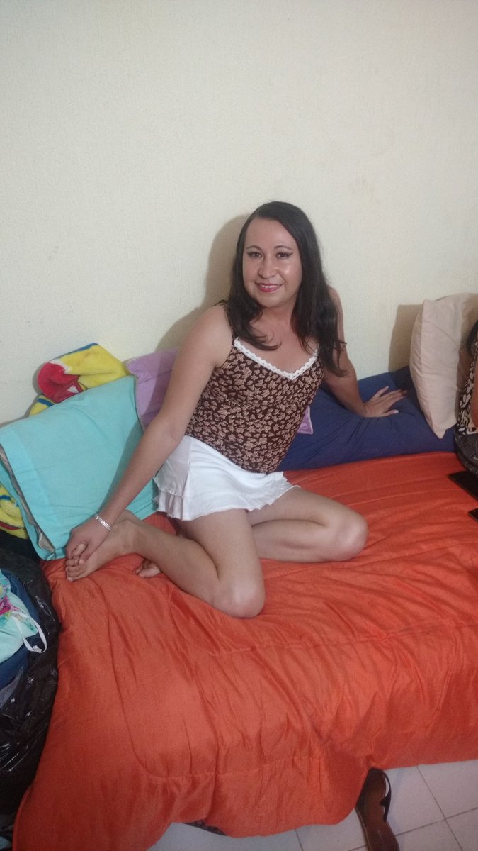 Holi!
Regálenme un Retweet chicos si les gusta esta minifalda y quisieran quitármela! 
Y puedo hacer fotos exclusivas sin faldita o como quieran si gustan $!
Besitos...