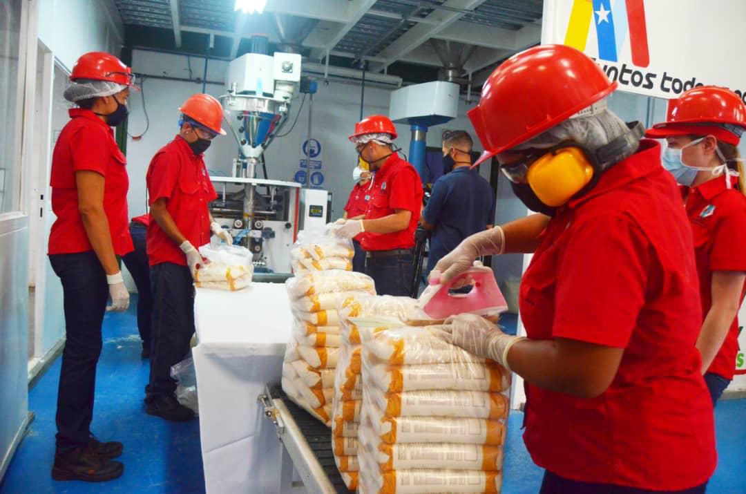NicolasMaduro's tweet photo. ¡Extraordinaria jornada de trabajo! Pendientes de cada detalle en este inicio del ciclo de inverno que nos permite garantizar la producción de insumos y alimentos. Es el fortalecimiento de una economía real y productiva, dirigida a satisfacer las necesidades de nuestro pueblo. https://t.co/UjsXGvHfJv