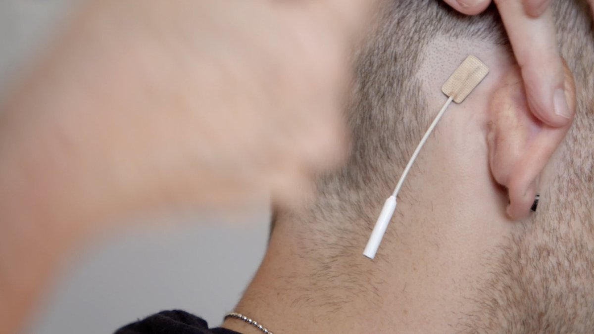 terrymeiners's tweet photo. 👩‍🔬 45 years ago, a Scottish surgeon invented the Neuro Electric Therapy (NET) device which ends drug addiction cravings in 5 days. Her creation had gone largely unnoticed until rock star Eric Clapton mentioned to filmmaker Norman Stone how it saved his life. (more) 1/2 #treatment https://t.co/1XOwzOhv3F
