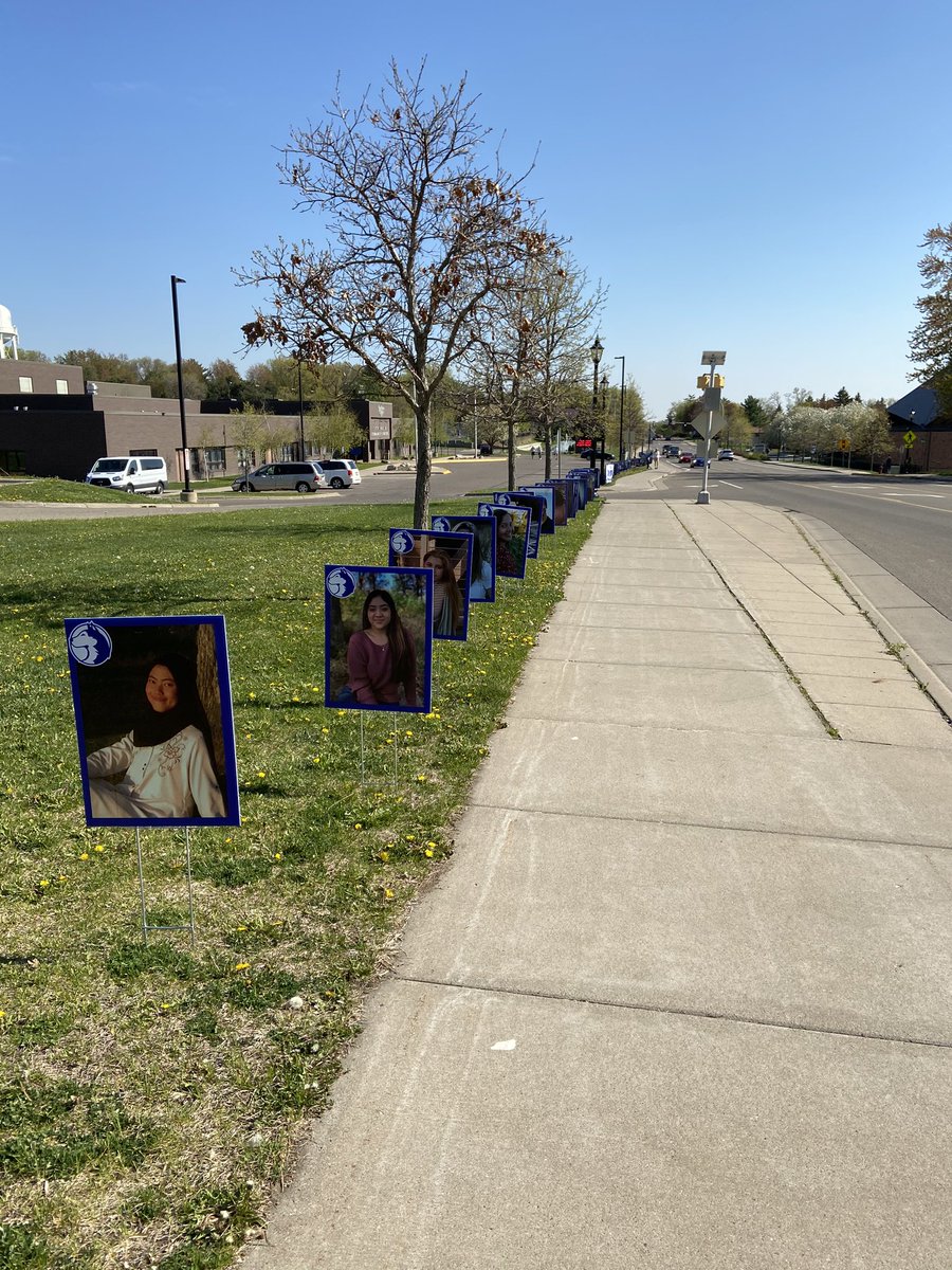 MsAndersonTech's tweet photo. Noticed some new additions to Silver Lake Road during my walk today.. what a cool way to honor the #classof2020💕🎓 https://t.co/9pZipiRpb0