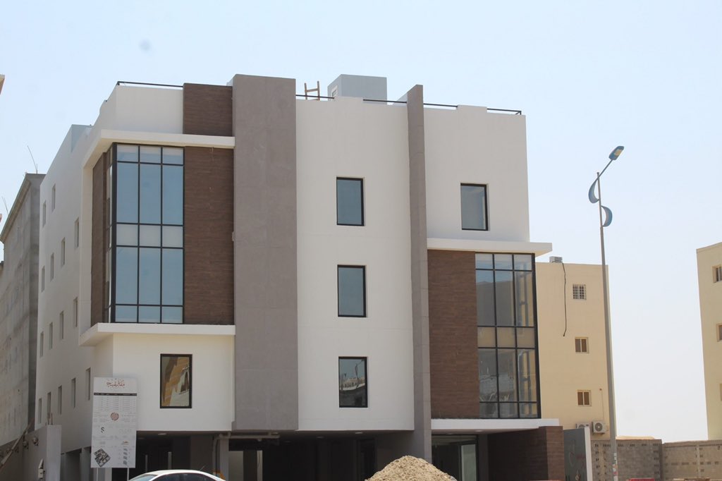 مشروع مقام السكني 

تفاصيل بسيطة عند تنفيذ مواقف العمائر السكنية تضيف الكثير من الجمالية لتجنب الشكل التقليدي و كآبة مواقف السيارات.

فقط دهان الأعمدة و اختلاف الوان انترلوك الارضيات يضيفون الكثير، و كذلك تعجل من عملية البيع و التأجير لدى المطور العقاري.

#مقاولات #تطوير_عقاري