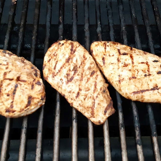 drlstethem's tweet photo. Dinner tonight :)  BBQ Chicken Caesar Salad. 
⠀⠀⠀⠀⠀⠀⠀⠀⠀
1) Prep and season chicken to your liking.
2) Wash and dry romaine lettuce
3) BBQ or Bake (preference) Chicken.
4) Mix Romaine lettuce, Croutons and dressing together.
5) Plate and ENJOY!!!! https://t.co/oS4WoamHZ4