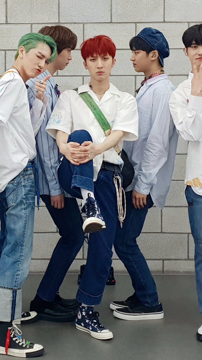 hongseok and shinwon pulling stunts during pentagon's group photos: a chaotic thread