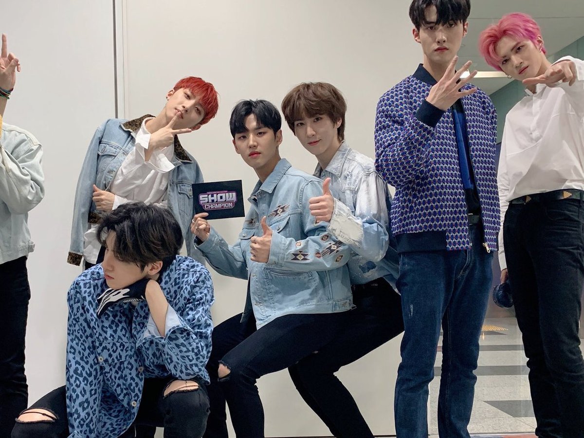 hongseok and shinwon pulling stunts during pentagon's group photos: a chaotic thread