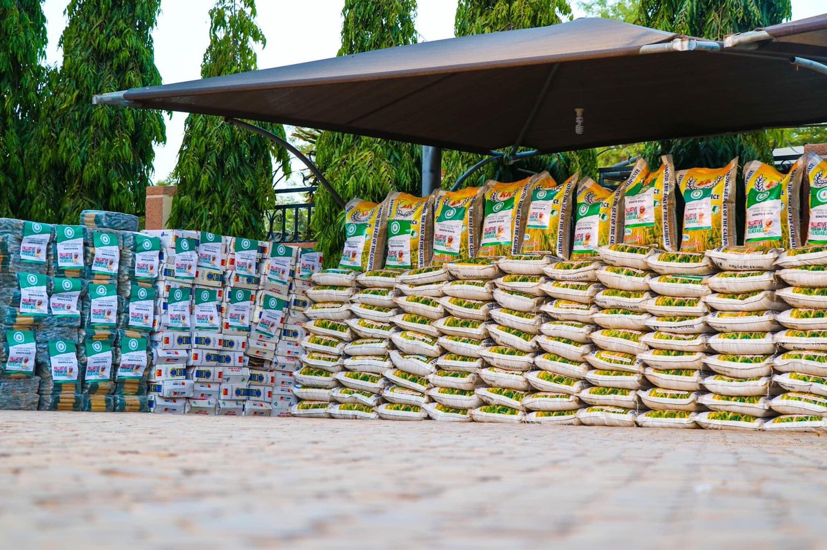 SurajBamalli's tweet photo. Her Excellency, Dr Mariya Tambuwal Distributes Palliatives, Face Masks to the Vulnerable Households in Sokoto
Thread: https://t.co/spB2nmrqmz