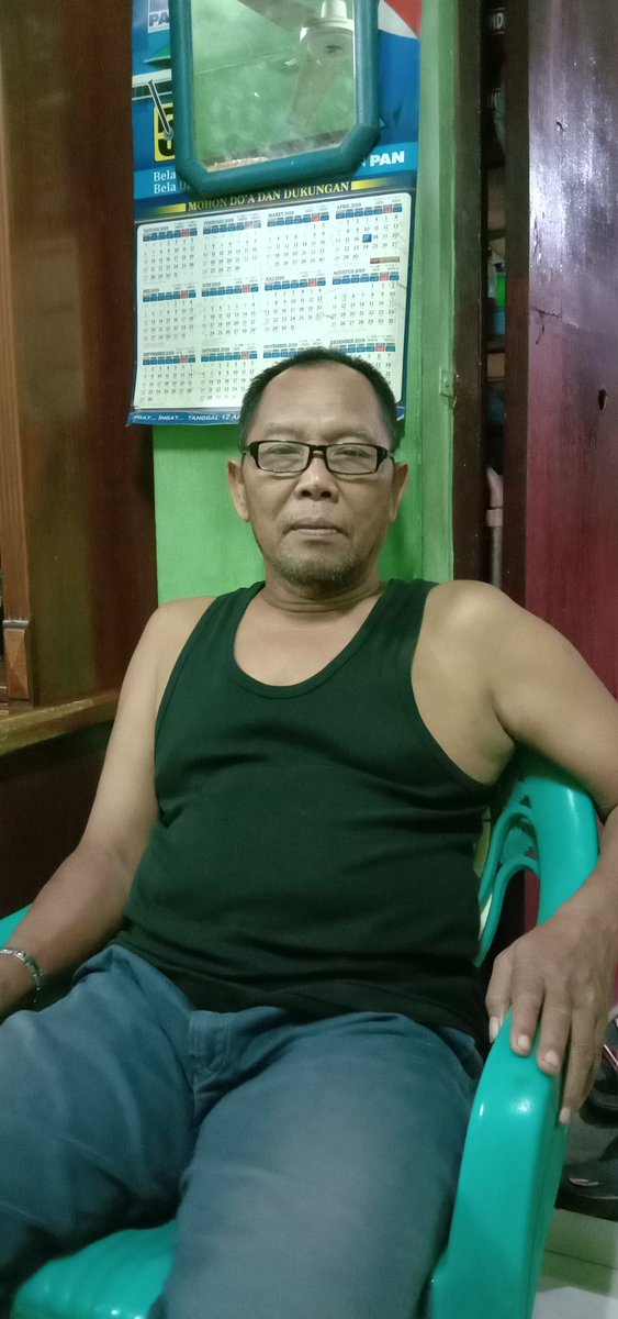 ikysembiring24's tweet photo. Cuma bisa memandangi foto alm ayah di hp aja 😭 sedih rasa nya dan lebaran tahun ini tdk ada seseorang alm ayah 😭😭 semoga iky bisa mimpi alm ayah sekian kli nya untuk melepaskan kerinduan ku. I Miss You Dad 😊 https://t.co/RYGtAzXcld