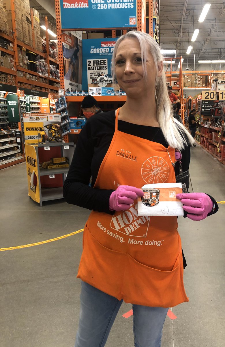 badeker_kelly's tweet photo. 👍🏻🥳 I wanted to recognize cashier Danielle for doing the right thing! She is someone I can count on, and I deeply appreciate her! 👍🏻🎉 #FolsomProud #PacNorthProud #D172Driven https://t.co/uFADIqIROl